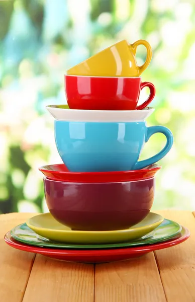 Βουνό πολύχρωμα πιάτα σε φόντο φύση — Φωτογραφία Αρχείου