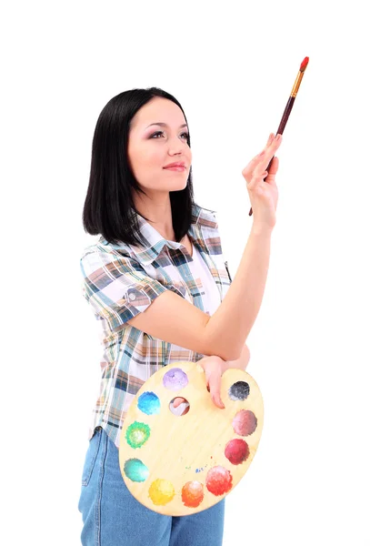 Linda pintora jovem com pincéis e paleta no trabalho, isolada em branco — Fotografia de Stock