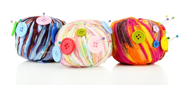 Красочные кнопки и разноцветные шерстяные шарики, изолированные на белом — стоковое фото