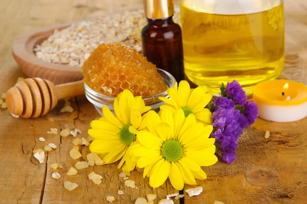 Fragrant honey spa with oils and honey on wooden table close-up — Stock Photo, Image