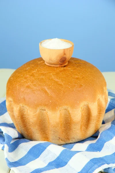 Renkli arka plan üzerinde tuz ile sıcak lezzetli ekmek — Stok fotoğraf