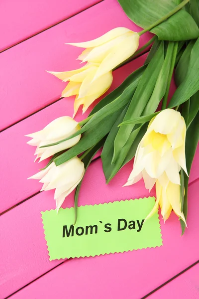 Mooie witte tulpen op een houten achtergrond kleur — Stockfoto
