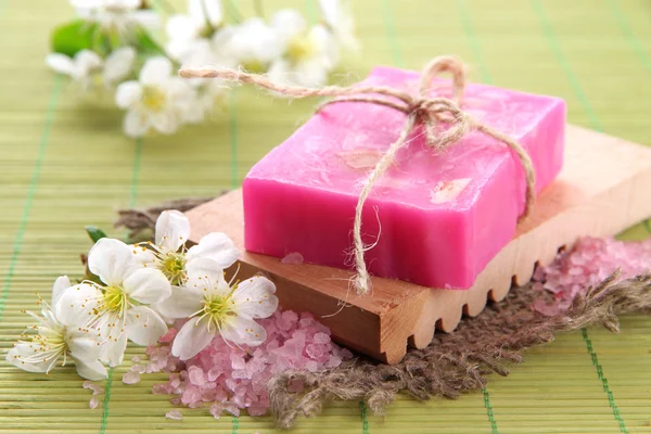 Sapone fatto a mano naturale su tappetino di bambù — Foto Stock