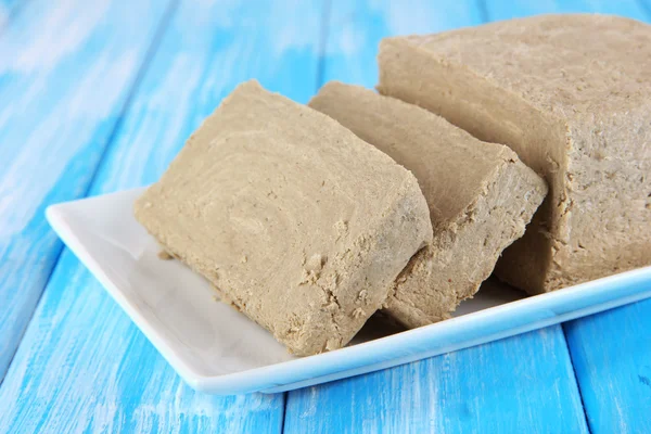 Smakelijke halva op tafel — Stockfoto