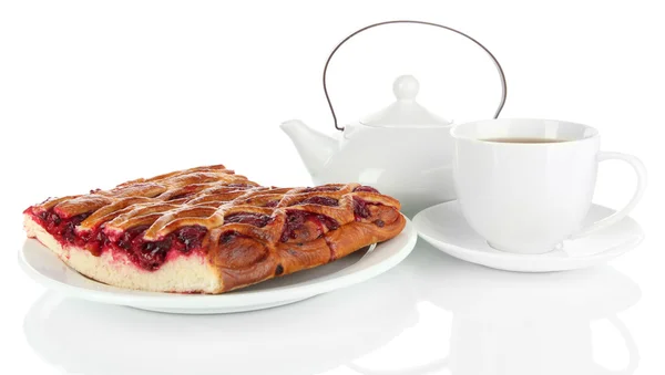 Torta di ciliegie con tè isolato su bianco — Foto Stock