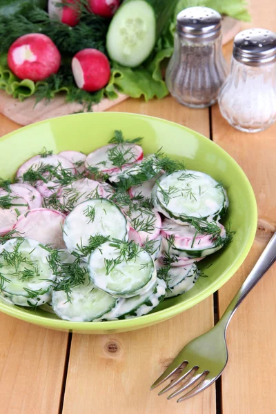 Витаминный овощной салат в миске на деревянном столе крупным планом — стоковое фото