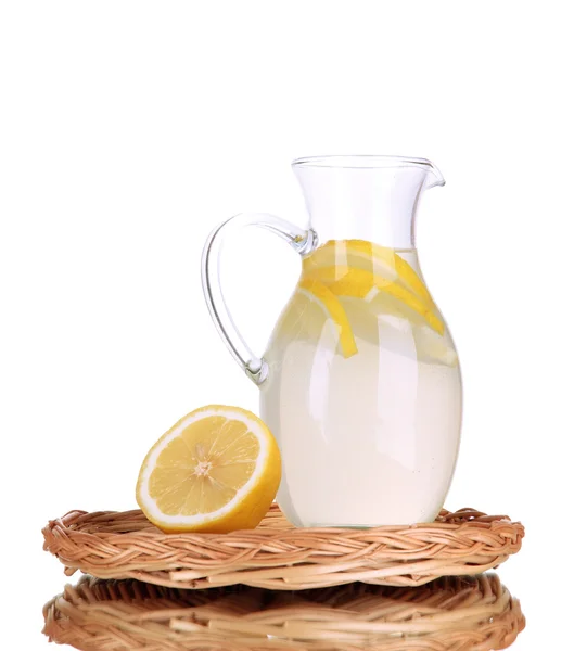 Лимонад в кувшине изолирован на белом — стоковое фото