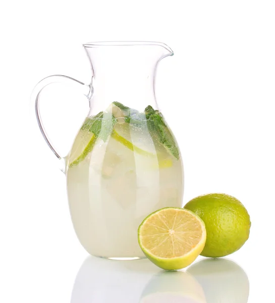 Limonata in brocca isolata su bianco — Foto Stock