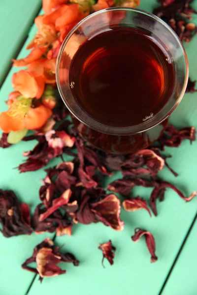 Bylinný čaj ve sklenici, na barevné dřevěné pozadí — Stock fotografie