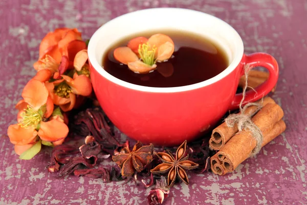 Kruiden thee in cup, op een houten achtergrond kleur — Stockfoto