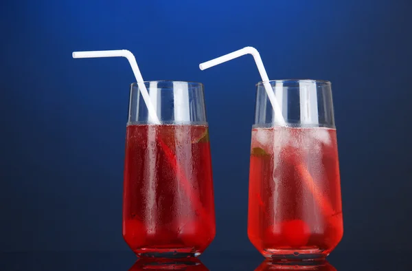 Deux cocktails cerise avec glace sur fond bleu foncé — Photo