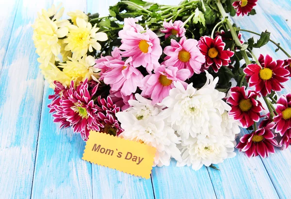 Bouquet of beautiful chrysanthemums on table close-up — Stock Photo, Image