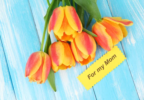 Belles tulipes orange sur fond en bois de couleur — Photo