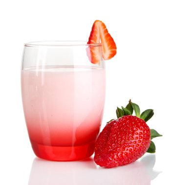 cam üzerine beyaz izole lezzetli çilekli yoğurt