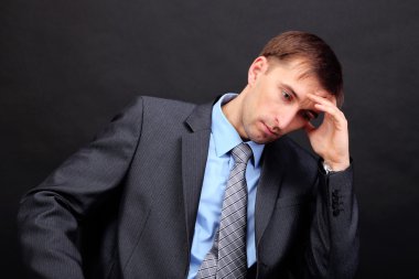 genç işadamı ton siyah arka plan