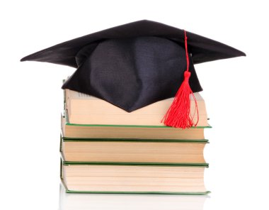 grad şapka ile üzerine beyaz izole kitap