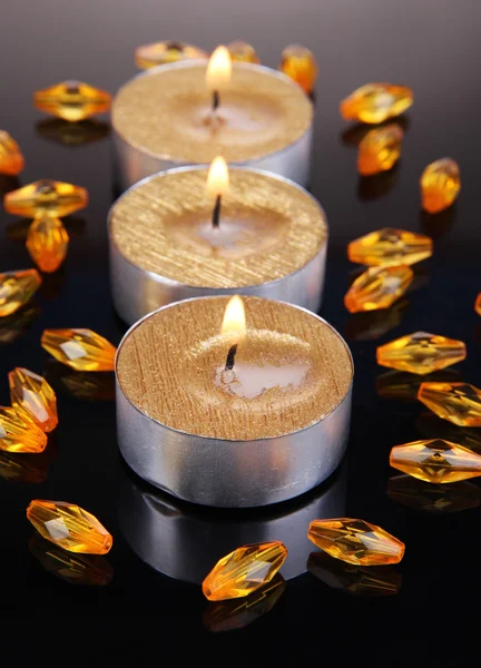 Золоті свічки ізольовані на чорному — стокове фото