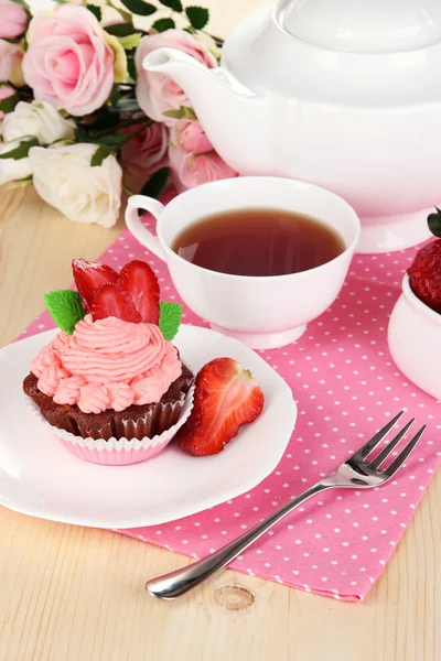 güzel çilek cupcake ve aromalı çay yemek masası yakın çekim