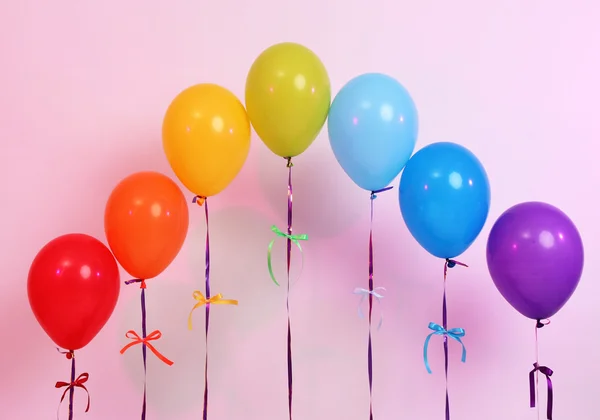 Regenbogen von Luftballons auf hellem Hintergrund — Stockfoto