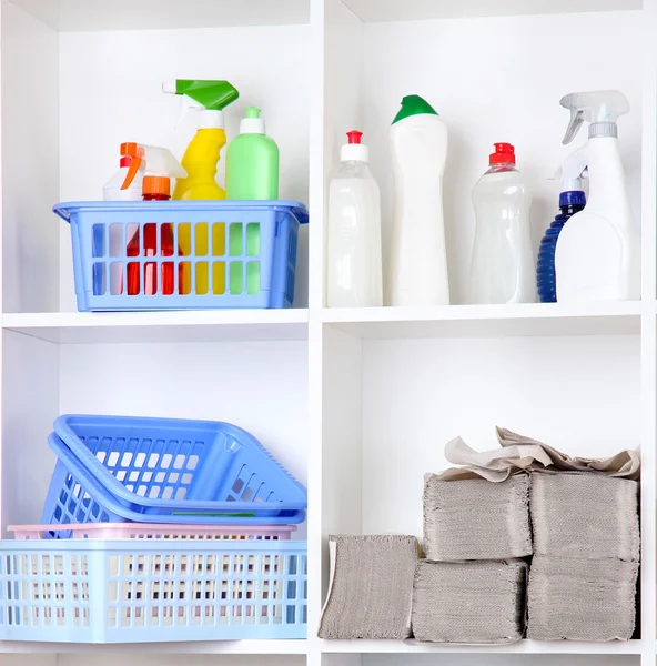 Schappen in pantry met reinigingsmiddelen voor thuis close-up — Stockfoto