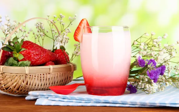 Delicioso yogur de fresa en vidrio sobre mesa de madera sobre fondo natural —  Fotos de Stock