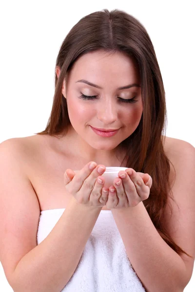 Jeune femme tenant récipient de crème pour le visage, isolé sur blanc — Photo