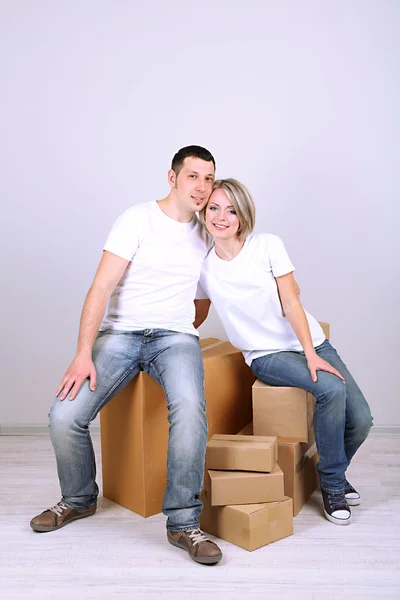 Jovem casal se movendo em nova casa — Fotografia de Stock