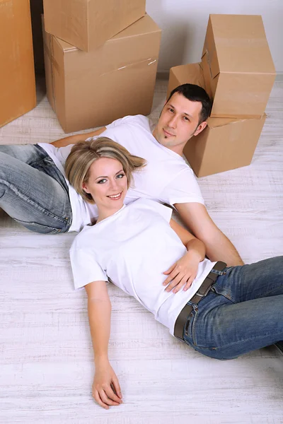 Young couple moving in new house — Stock Photo, Image