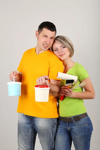 Jeune couple faisant de la rénovation ensemble — Photo
