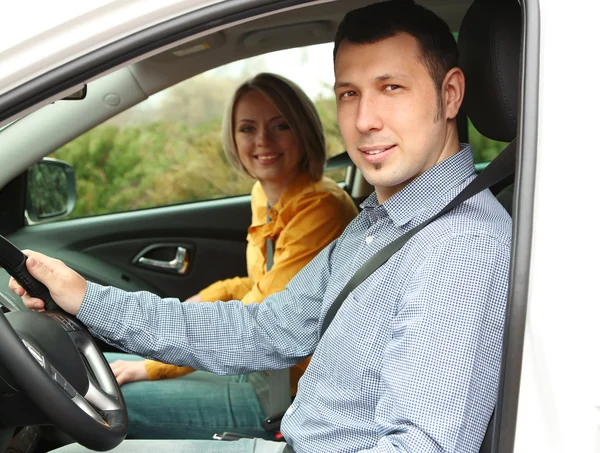 Retrato de jovem casal bonito sentado no carro — Fotografia de Stock