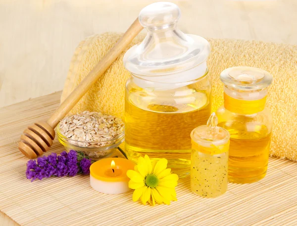 Spa de miel fragante con aceites y miel en la mesa de madera —  Fotos de Stock