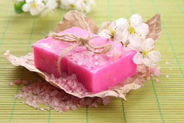 Natural handmade soap on bamboo mat — Stock Photo, Image