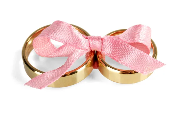 Anéis de casamento amarrados com fita isolada em branco — Fotografia de Stock