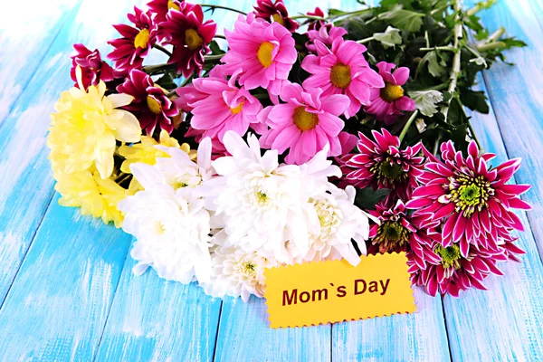 Bouquet of beautiful chrysanthemums on table close-up — Stock Photo, Image