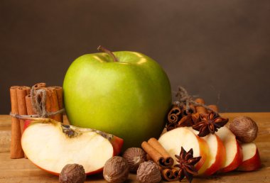 Tarçın, Hindistan cevizi elma ve anason kahverengi zemin üzerine ahşap tablo