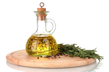 yağ bir şişe ve taze rosemaryon ahşap tahta üzerinde beyaz izole