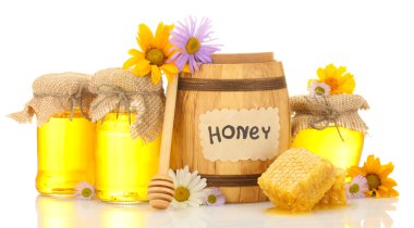 tatlı bal kavanozlar ve varil ile Petek, ahşap drizzler ve üzerinde beyaz izole çiçekler