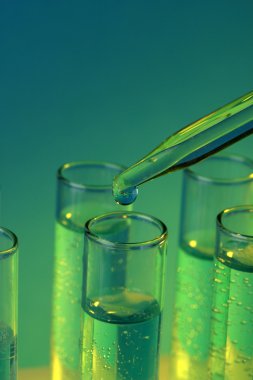 test tüpleri ile mavi zemin üzerine sıvı