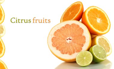 Olgun narenciye üzerinde beyaz izole bir sürü