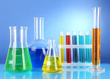 test tüpleri ile mavi arka plan üzerinde renkli sıvı