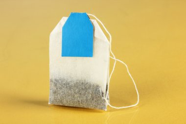 çay torba Sarı zemin üzerine