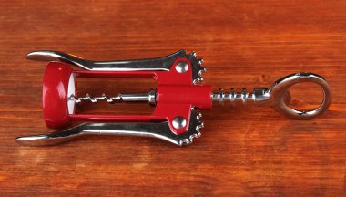 koyu arka plan üzerinde ahşap masa üzerinde düşünüp