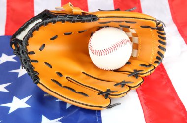 beysbol eldiveni ve Amerikan bayrağı arka plan üzerinde topu