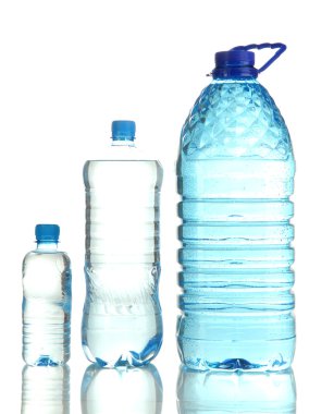 farklı su şişeleri üzerinde beyaz izole