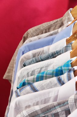 Erkek gömlek pembe arka plan askı üzerinde