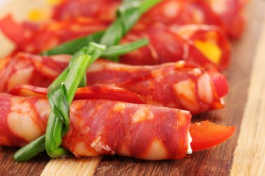 Salam üzerinde beyaz izole ahşap tahta üzerinde rulo