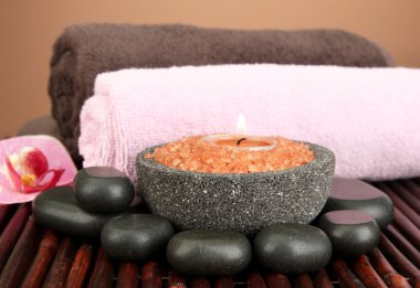 deniz tuzu, bambu mat kahverengi zemin üzerine taş kase mum