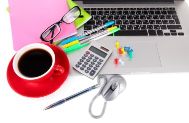 ileti örneği ve üzerinde beyaz izole kahve ile dizüstü bilgisayar