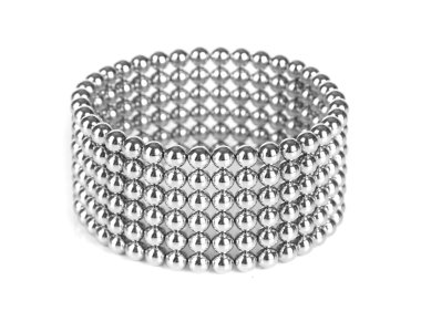 metal topları üzerinde beyaz izole neocube (oyuncak)