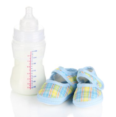 şişe süt formülü ile üzerine beyaz izole patik